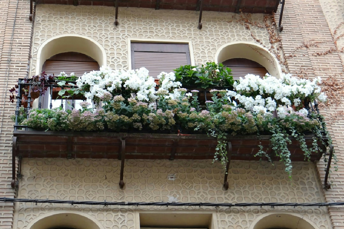 Arredo balcone: i colori autunnali e i materiali di tendenza da copiare subito
