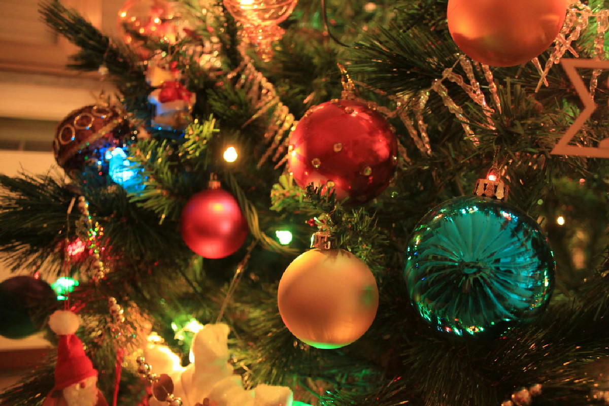 Come rendere unico il salotto a Natale: le dritte degli esperti per un ambiente elegante e accogliente