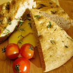 Ecco la focaccia fatta in casa più soffice e fragrante: nessuna impastatrice, solo magia in teglia