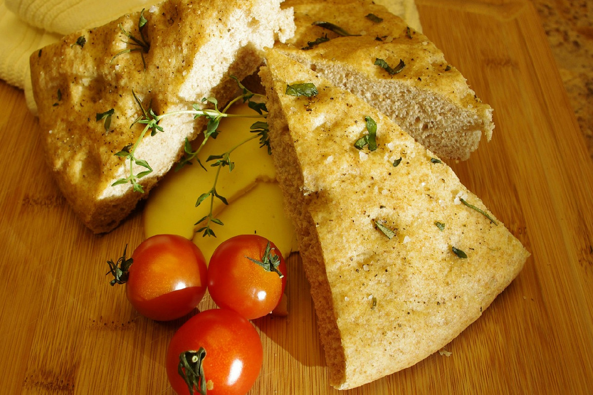 Ecco la focaccia fatta in casa più soffice e fragrante: nessuna impastatrice, solo magia in teglia