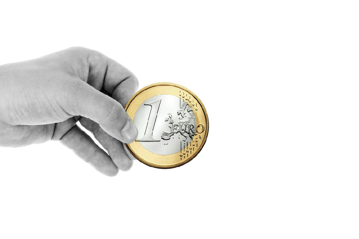 Hai una moneta da 1 euro con la croce? Potrebbe valere molto più del previsto: ecco cosa cercare