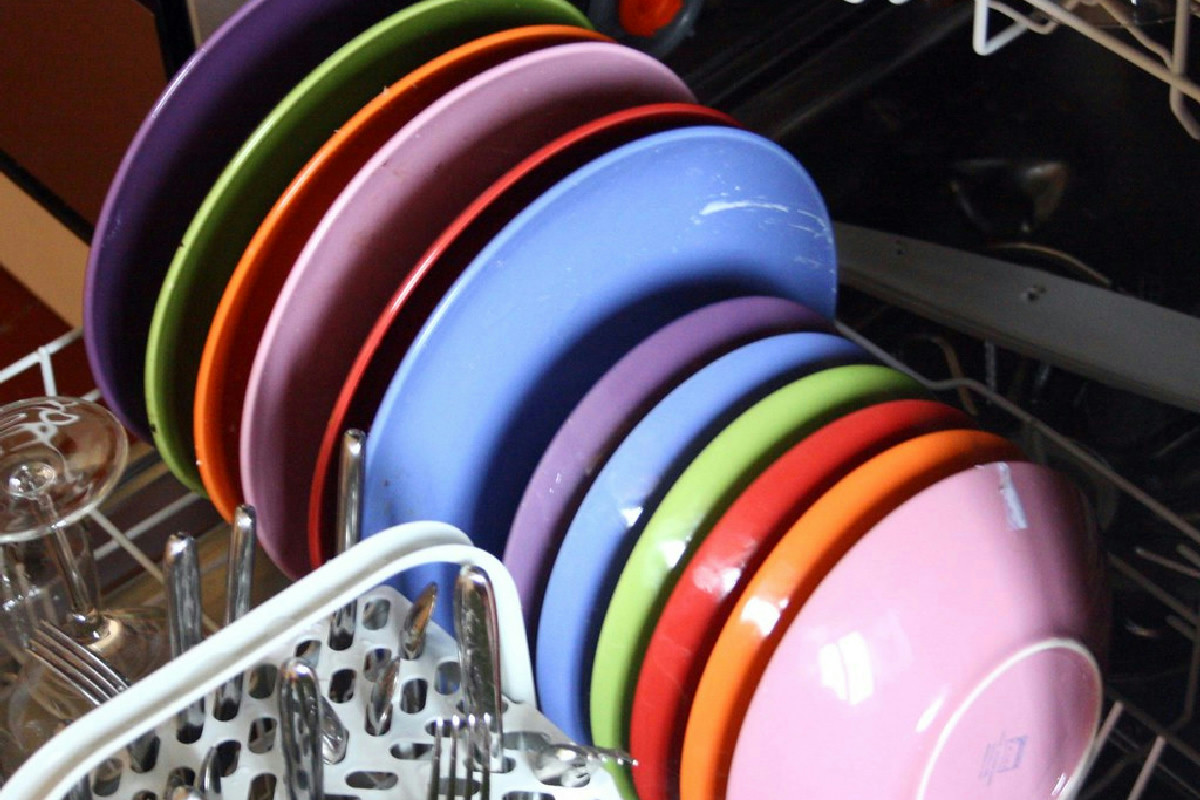 Lavastoviglie, vuoi piatti impeccabili? Ecco perché non devi mai aprirla appena finito il ciclo