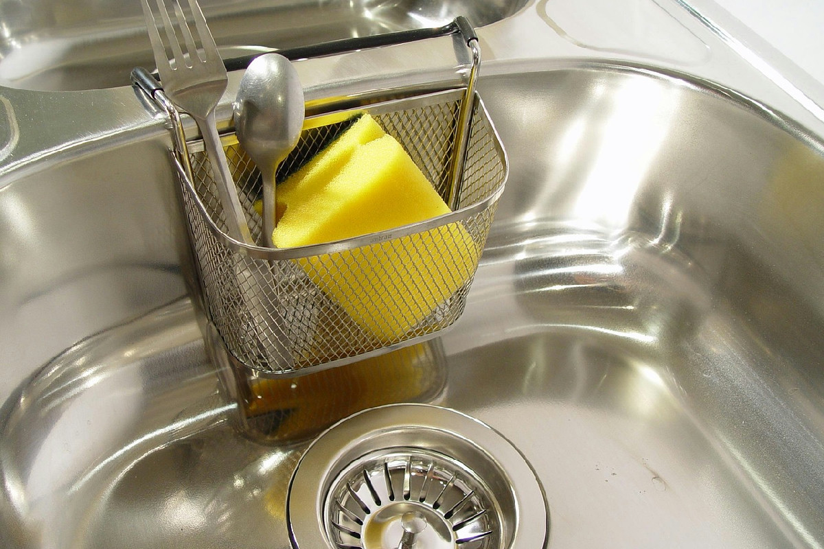 Lavello in acciaio splendente ogni mattina: il rito serale con olio che pochi conoscono