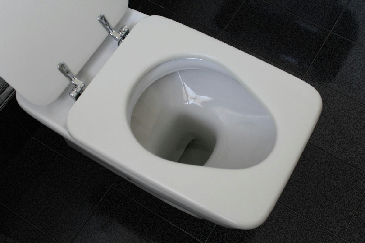 Rubinetti e WC coperti di calcare? Il rimedio che mette fine alle incrostazioni più ostinate