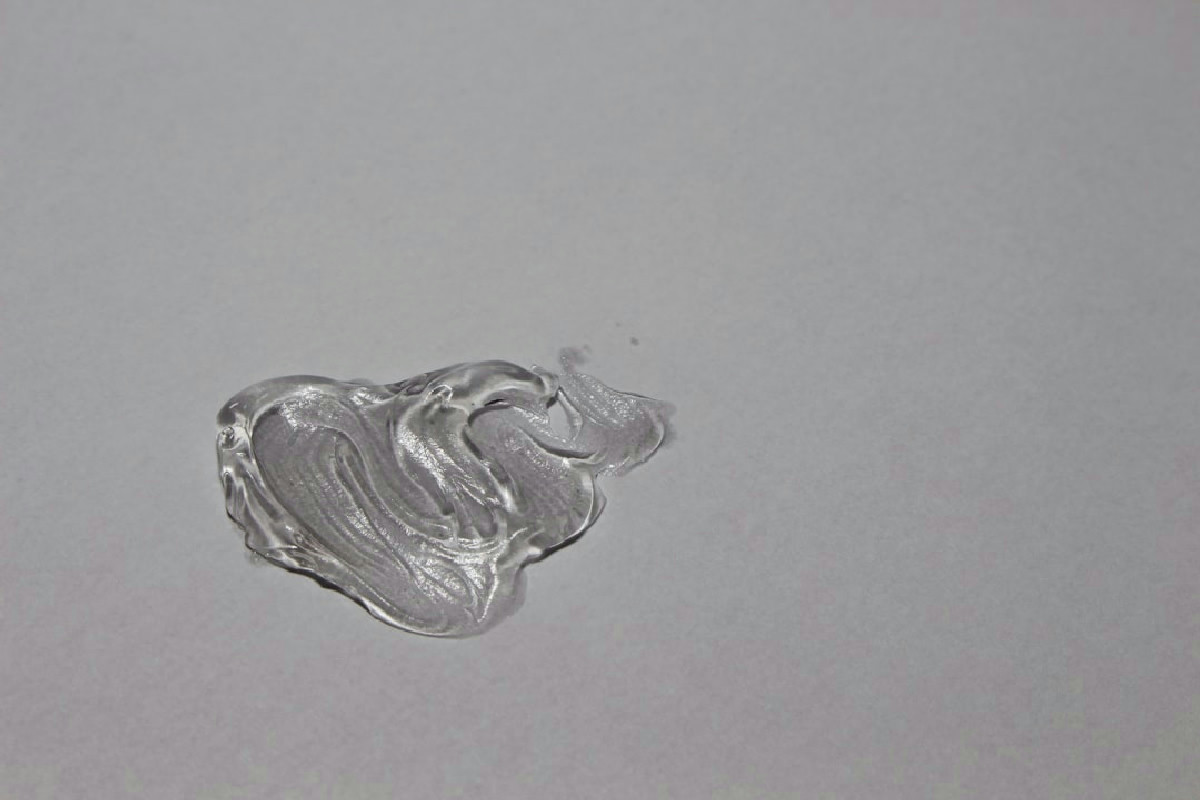 Silicone ostinato tra piastrelle o box doccia? Ecco i metodi rapidi per un bagno come nuovo