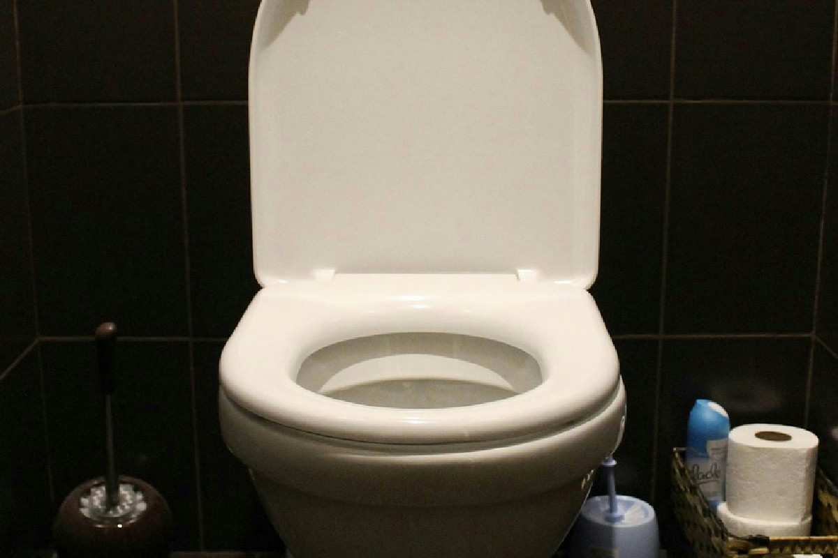 1️⃣ Mantieni il WC impeccabile eliminando facilmente le macchie più ostinate e persistenti