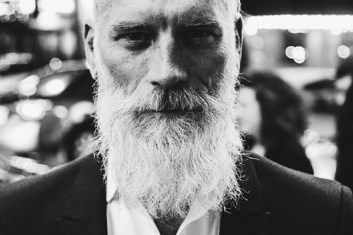 Il 64% delle persone sceglie i capelli grigi come espressione autentica della propria personalità