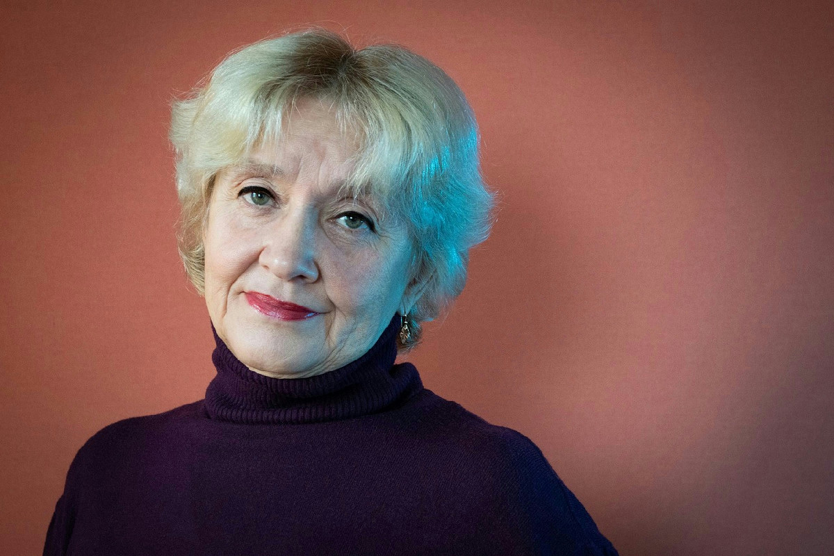 Il 64% delle persone sceglie i capelli grigi come espressione autentica della propria personalità