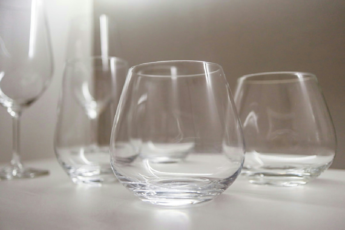 Addio calcare ostinato: il metodo semplice per far brillare vetri e bicchieri senza fatica
