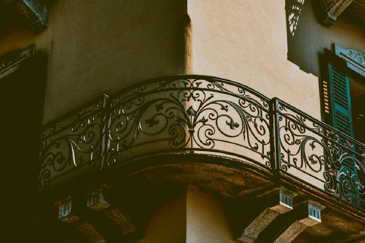 Balconi in condominio: chi paga lavori e spese? Regole chiave, permessi e diritti spiegati