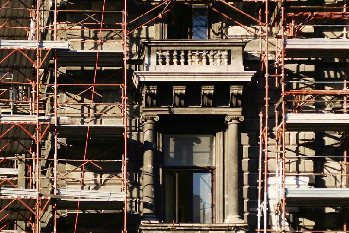 Balconi in condominio: chi paga lavori e spese? Regole chiave, permessi e diritti spiegati