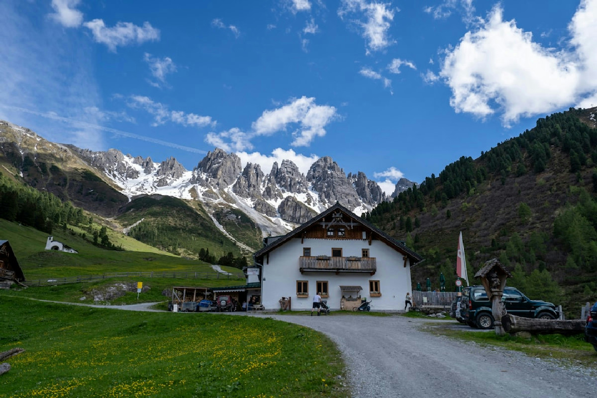 Casa di montagna rinnovata con stile unico: come ogni ambiente si veste di charme raffinato