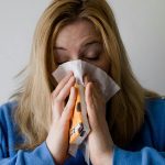 Cosa succede al corpo quando si preme eccessivamente sul naso durante un raffreddore intenso