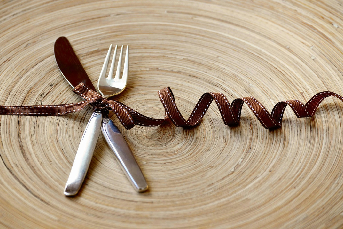 Eleganza e tradizione a tavola: guida completa all’uso corretto delle posate da pesce