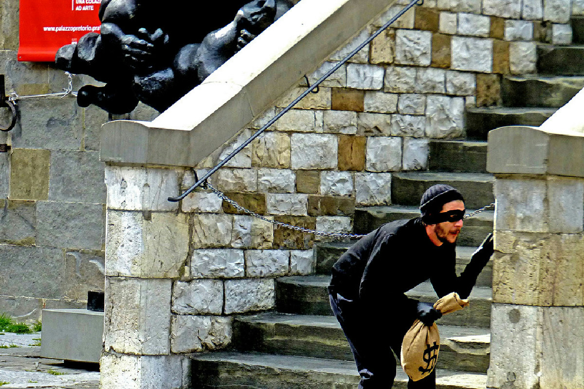 Furti a Natale: bastano pochi dettagli visibili da fuori per attirare i ladri! Cosa li invoglia