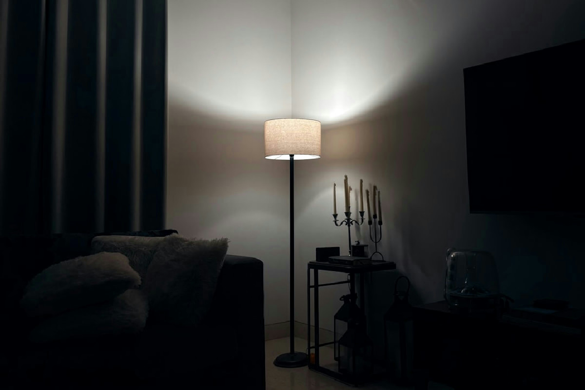 Lampade ad arco: design funzionale e luce dall’alto con un semplice collegamento elettrico