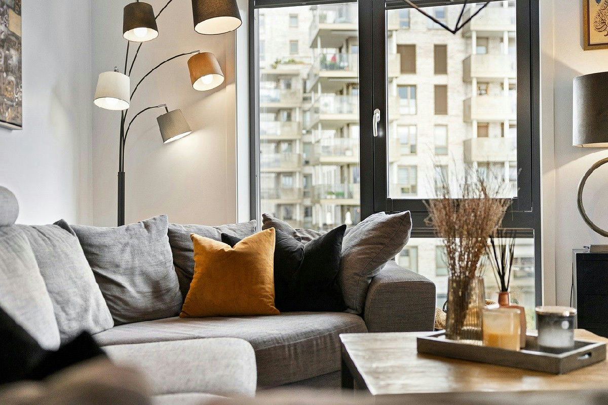 Lampade ad arco: design funzionale e luce dall’alto con un semplice collegamento elettrico