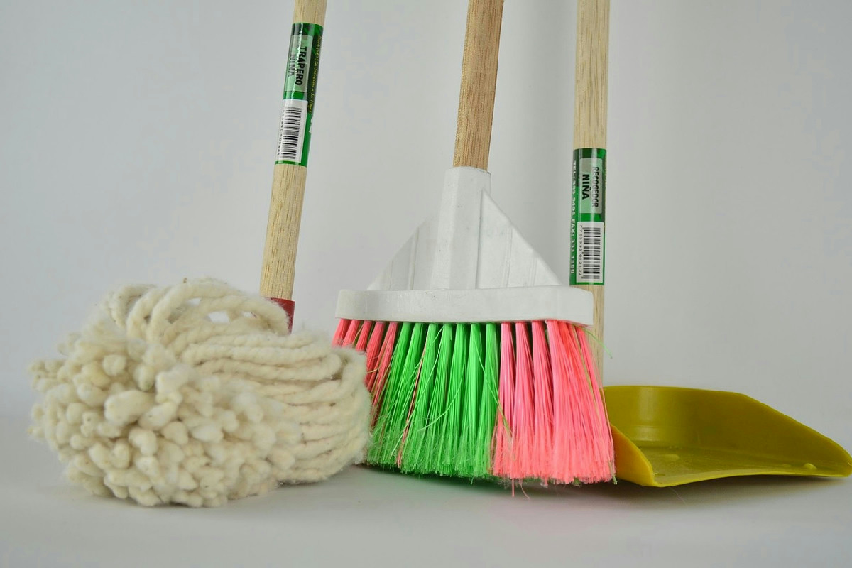 Il mocio non è la scelta migliore per l’igiene dei pavimenti: ecco cosa usare per una pulizia efficace