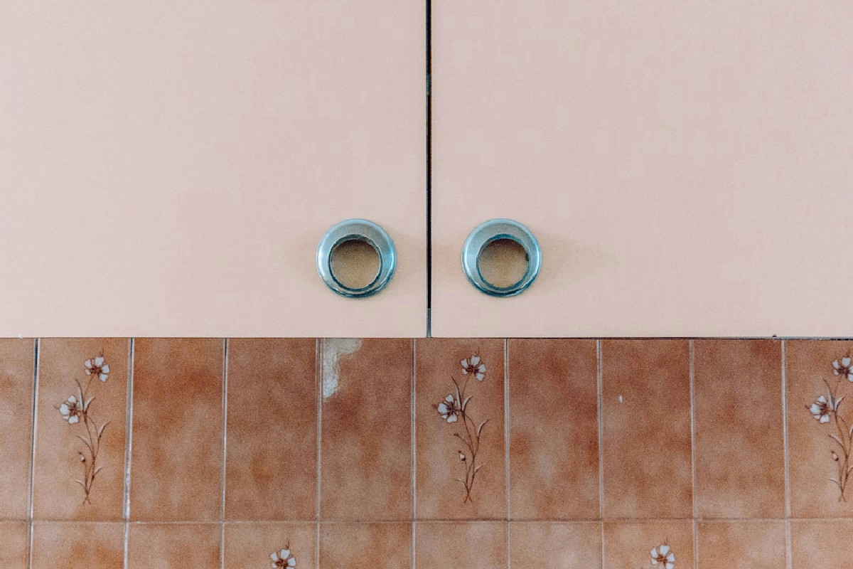 Perché le piastrelle in bagno si posano solo fino a metà parete per design ed efficacia