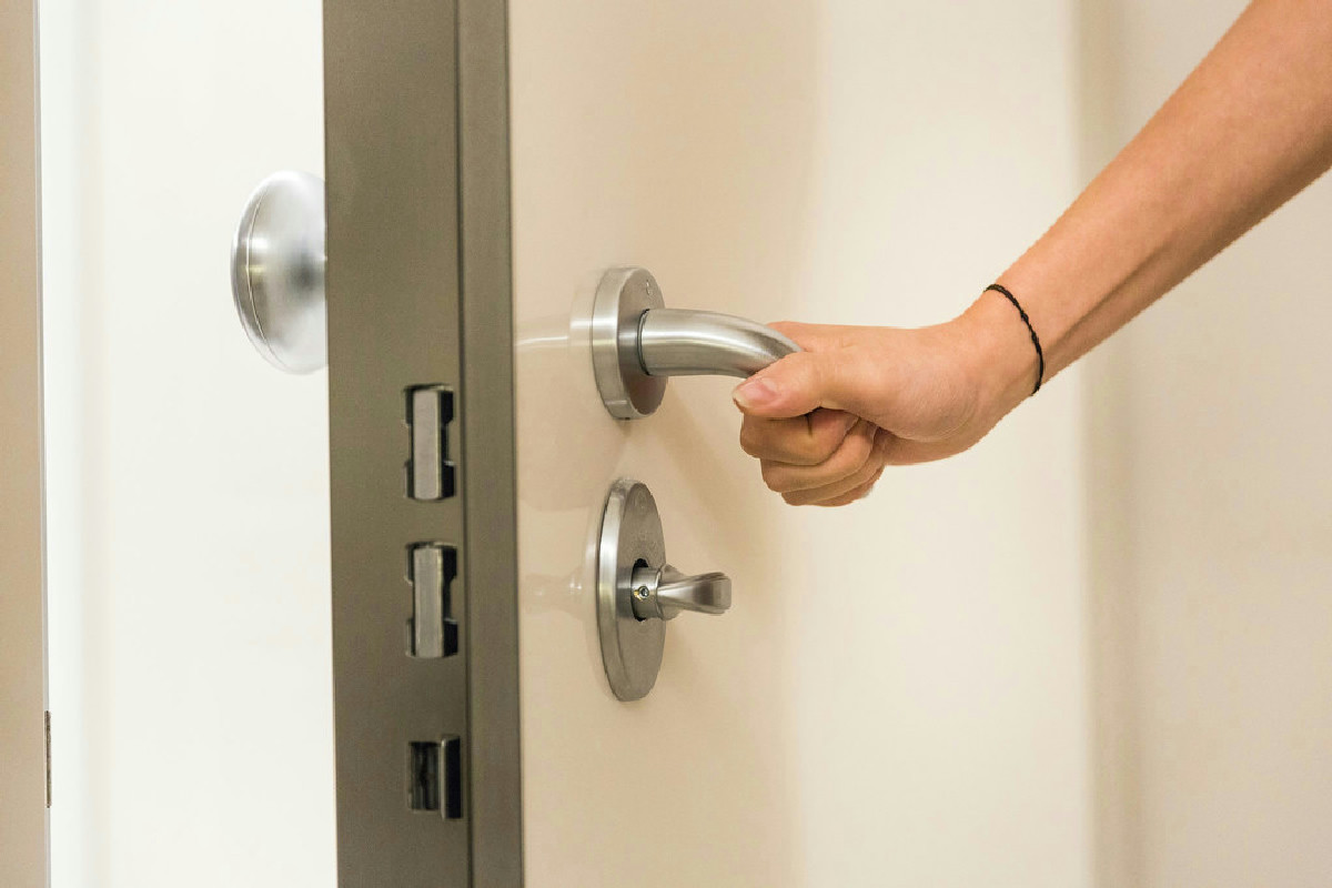 La porta che elimina il rumore esterno regalando all’ingresso un tocco di eleganza e silenzio