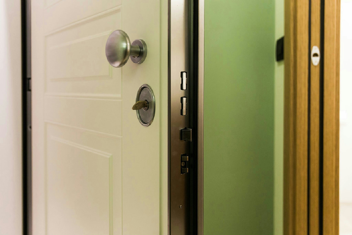 La porta che elimina il rumore esterno regalando all’ingresso un tocco di eleganza e silenzio