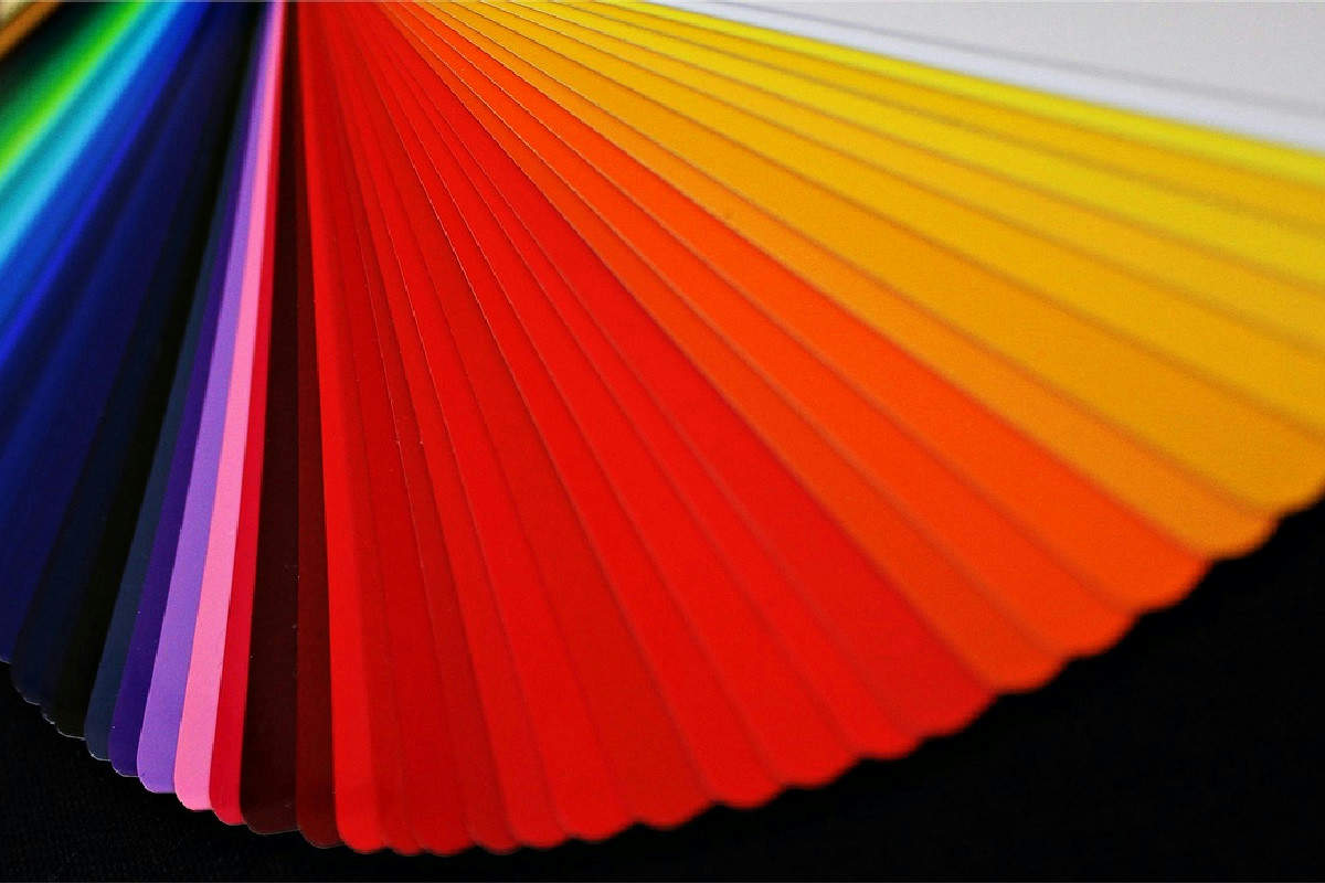 Quando una palette vivace ridona energia e carattere a una casa dal look spento