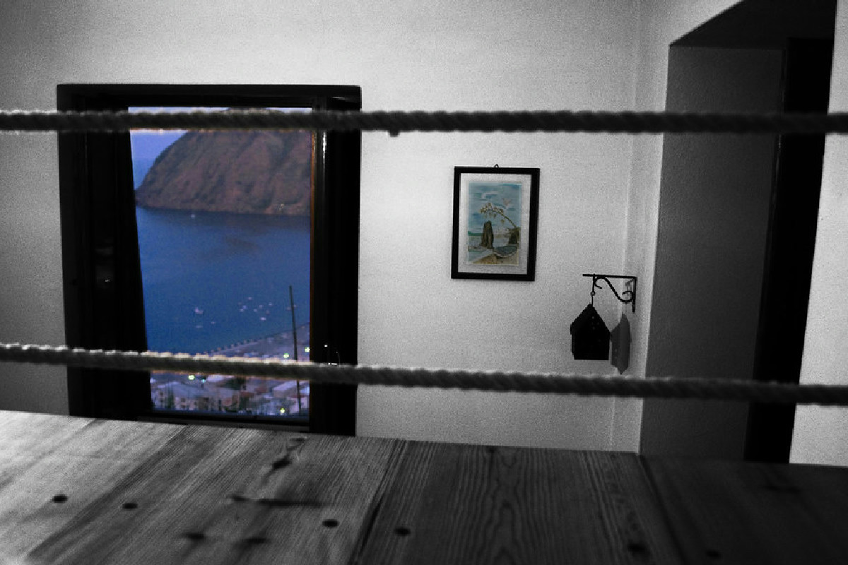 Ristrutturazione con soppalco per ampliare 40 mq: spazi unici tra cementine, design e arredi d’epoca