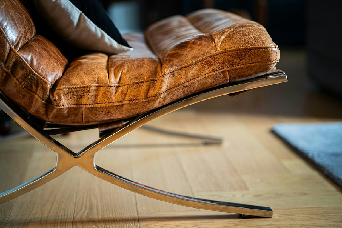 Strategie efficaci per mantenere il parquet brillante e senza segni nella propria casa