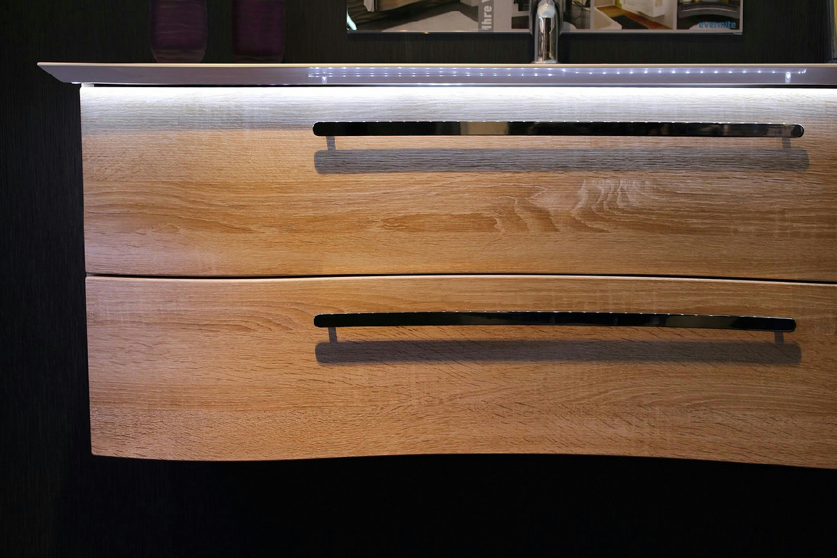 6 idee di lampadari dal design contemporaneo per un bagno elegante e luminoso