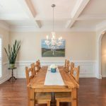 Arredare 85 mq valorizzando gli stucchi d’epoca e la divisione tra cucina e soggiorno