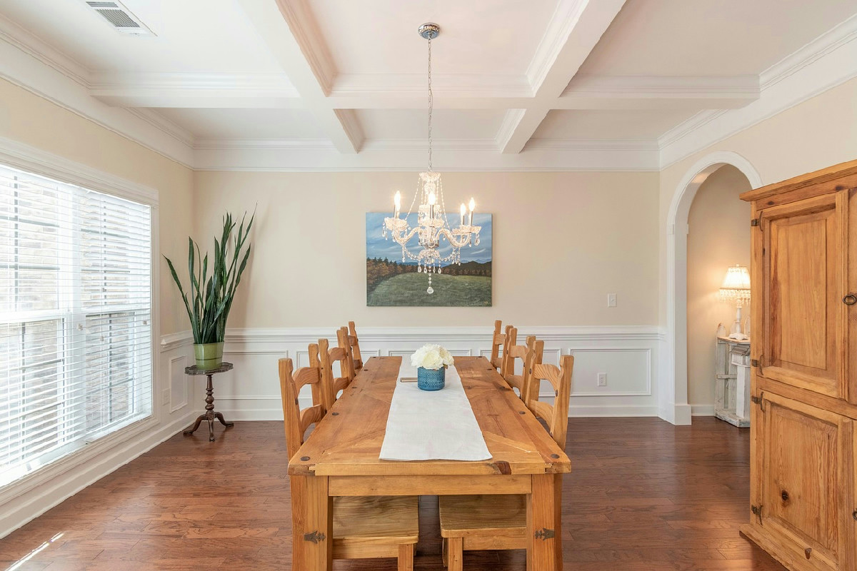 Arredare 85 mq valorizzando gli stucchi d’epoca e la divisione tra cucina e soggiorno