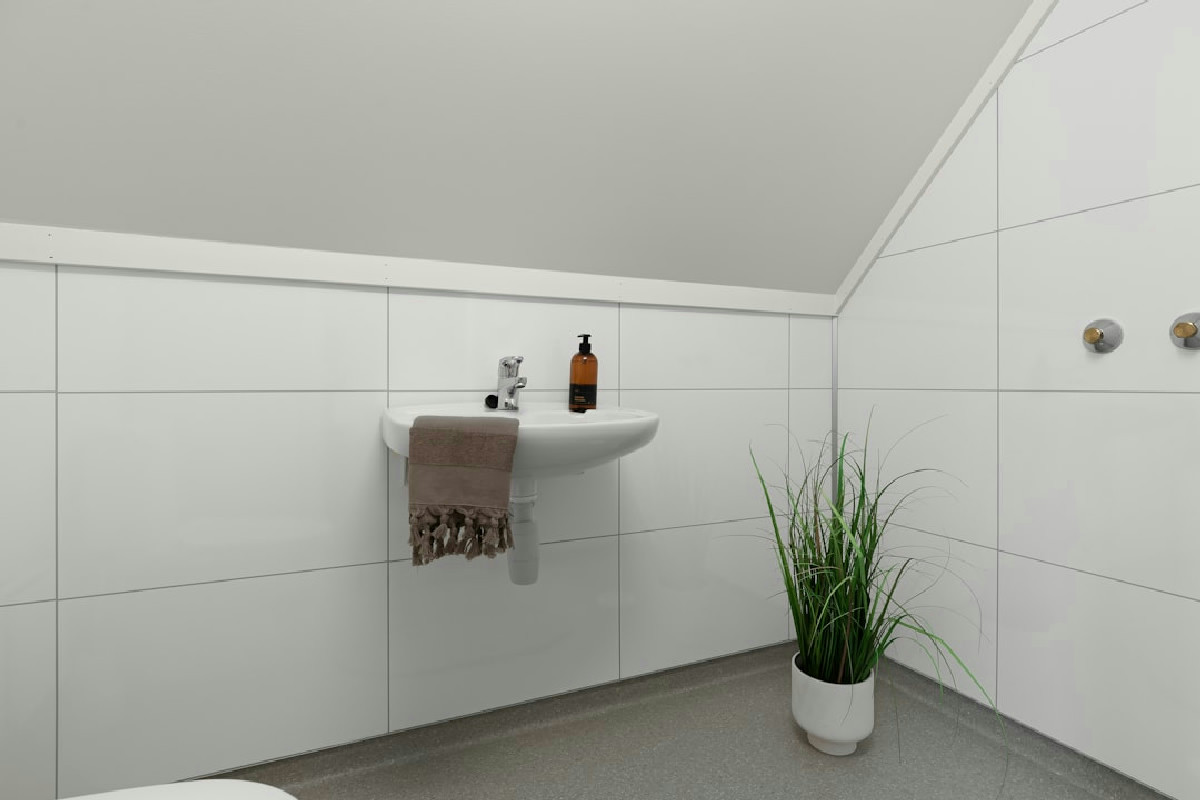 Bagno con piastrelle maxi formato: vantaggi e criticità da considerare prima della scelta finale