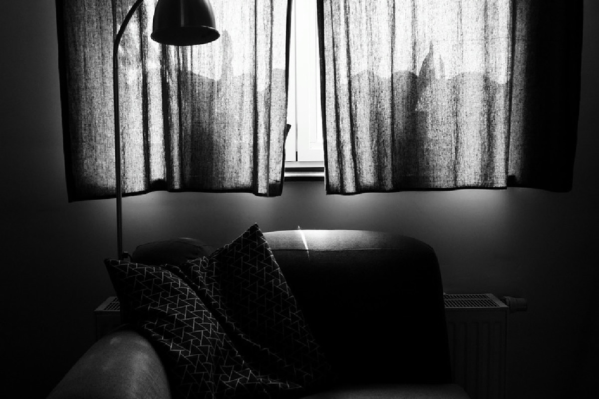 Come la posizione delle tende riduce lo spazio e limita la luminosità negli ambienti di casa