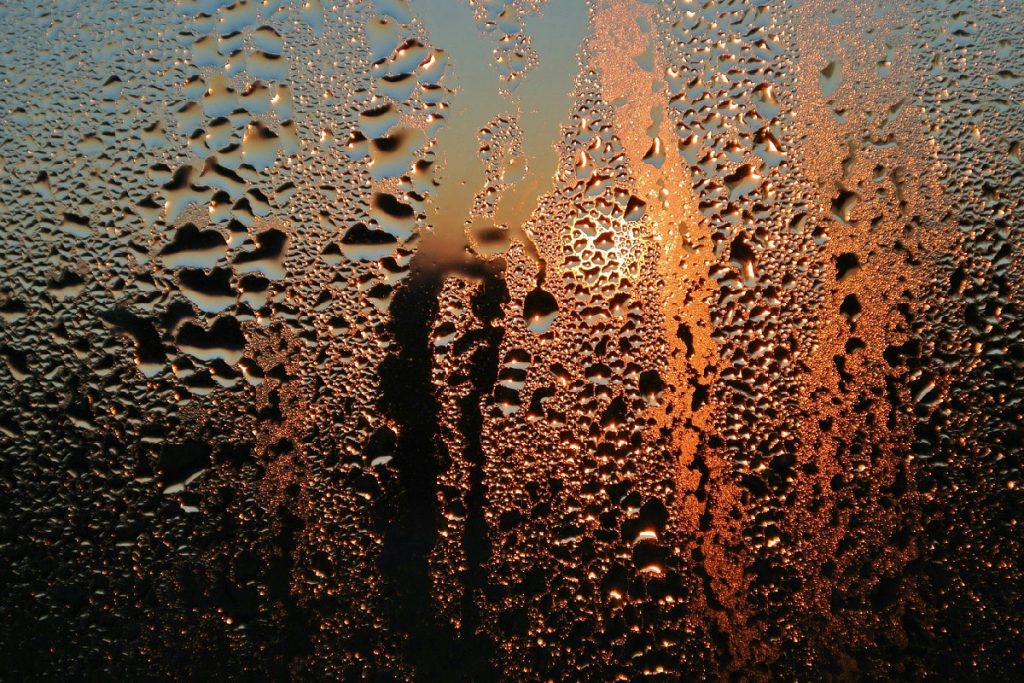 Condensa sui vetri al mattino: cause comuni e quando può indicare problemi in casa o nel clima