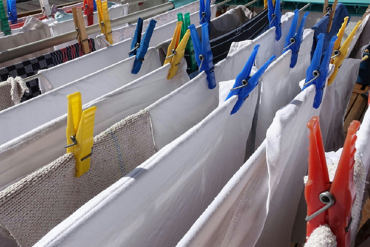 Perché i tessuti appena lavati emanano odori sgradevoli dopo il ciclo in lavatrice e come evitarlo