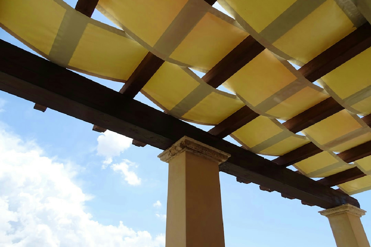 Pergotende e normativa: quando diventano elementi principali della proprietà edilizia