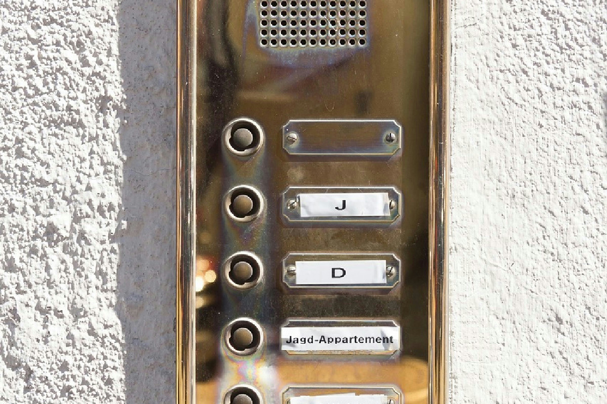 Segnalazioni sul citofono: cosa significa la X accanto al nome e il rischio di furto in casa