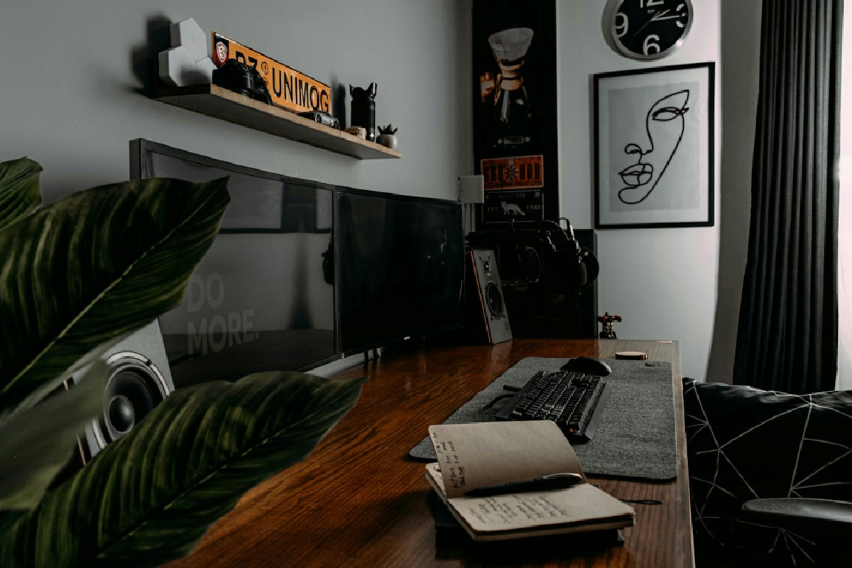 Spazi di lavoro in mansarda: idee e consigli per realizzare un ufficio funzionale e accogliente in casa