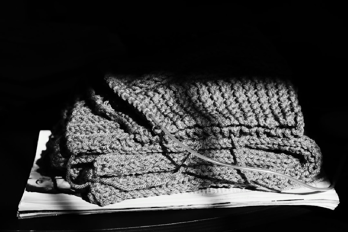 Trucco pratico per bloccare l’aria fredda con maglioni riciclati senza cucire nulla